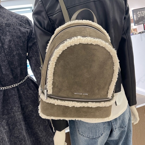 MICHAEL KORS Rhea Medium Suede and Faux Shearling Backpack
Olive
NWT - Picture 13 of 16